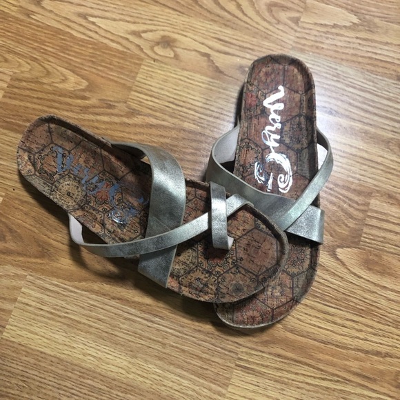 🌹 Very G Champagne Better Be Me Sandals size 11 - Picture 1 of 3